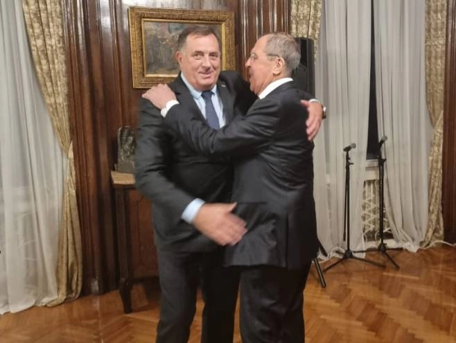 Dodik se ljigavo ulizuje Vučiću, Putinu, Lukašenku i Orbanu, a u SNSD-u   škartira stranačke perjanice